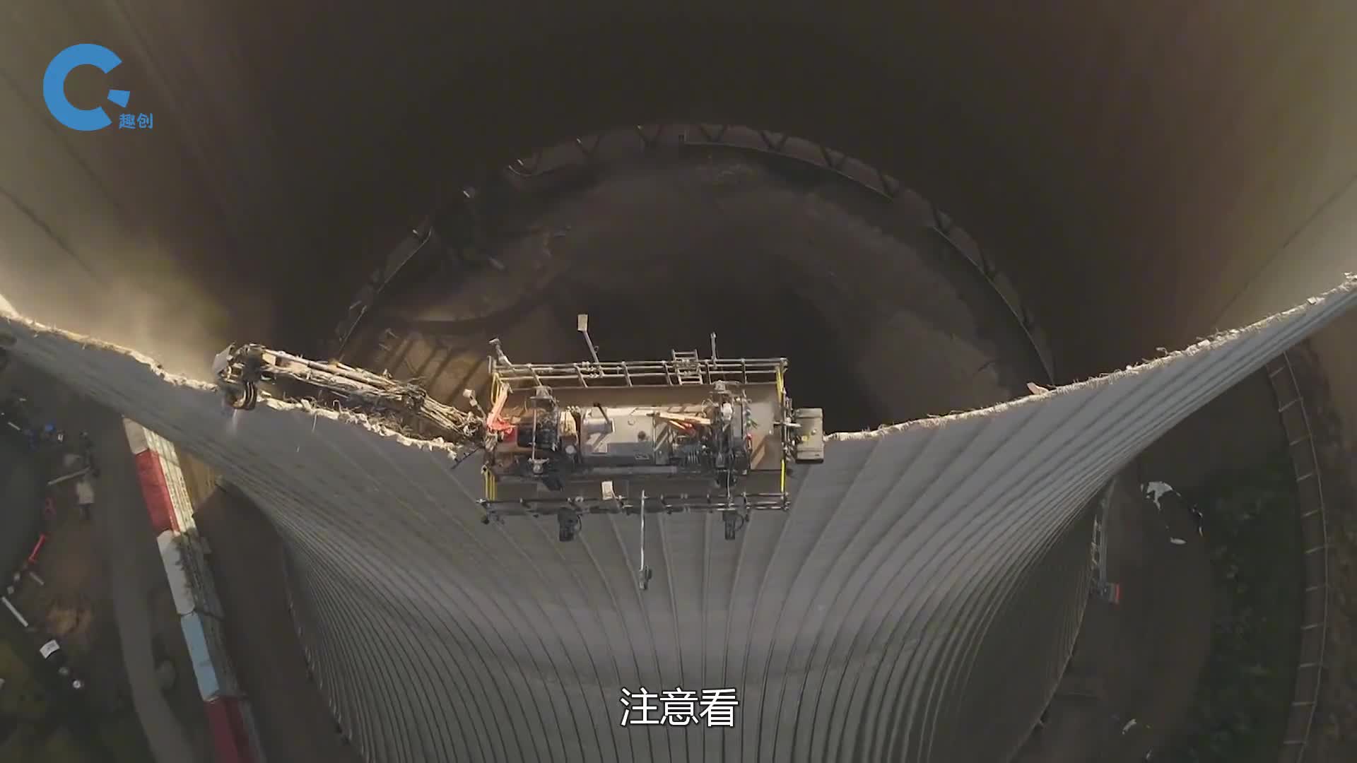 挖掘机的极限操作骑在高162米厚16厘米的冷却塔上