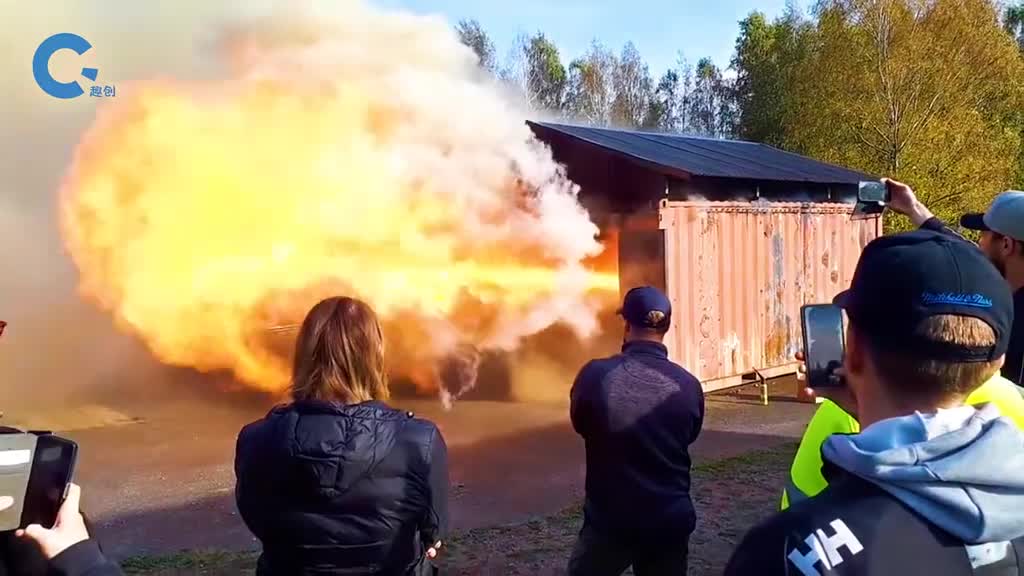 消防员最害怕的回燃现象一团火球喷涌而出