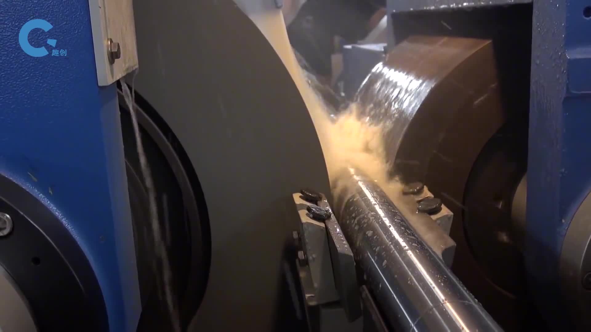 粗糙暗淡的钢棒进去转一圈就能变得又光又亮