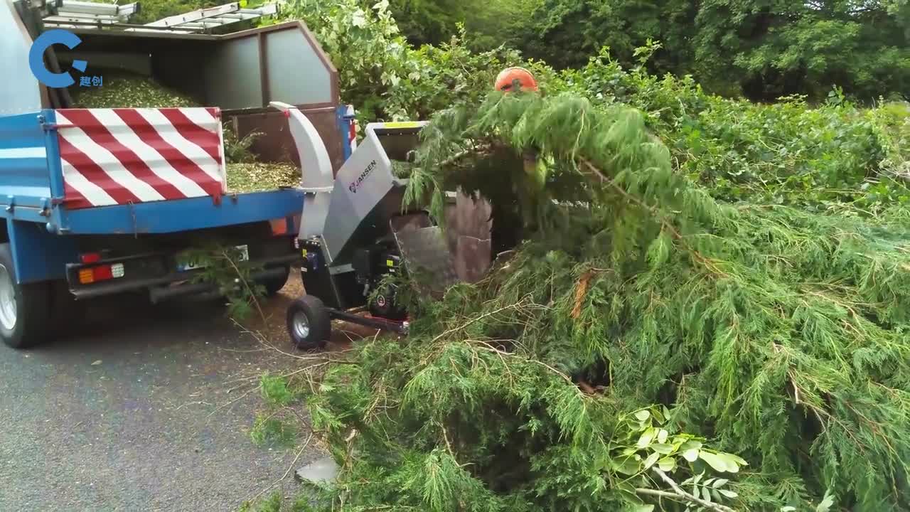 机器张着大嘴等着投喂塞进去树枝吐出来碎屑