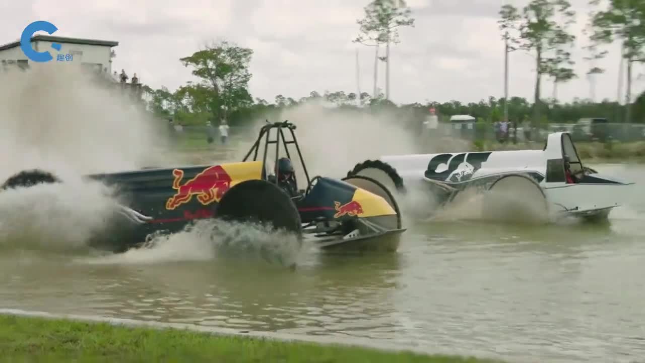 国外举办沼泽越野车大赛轮胎就像在切割水面