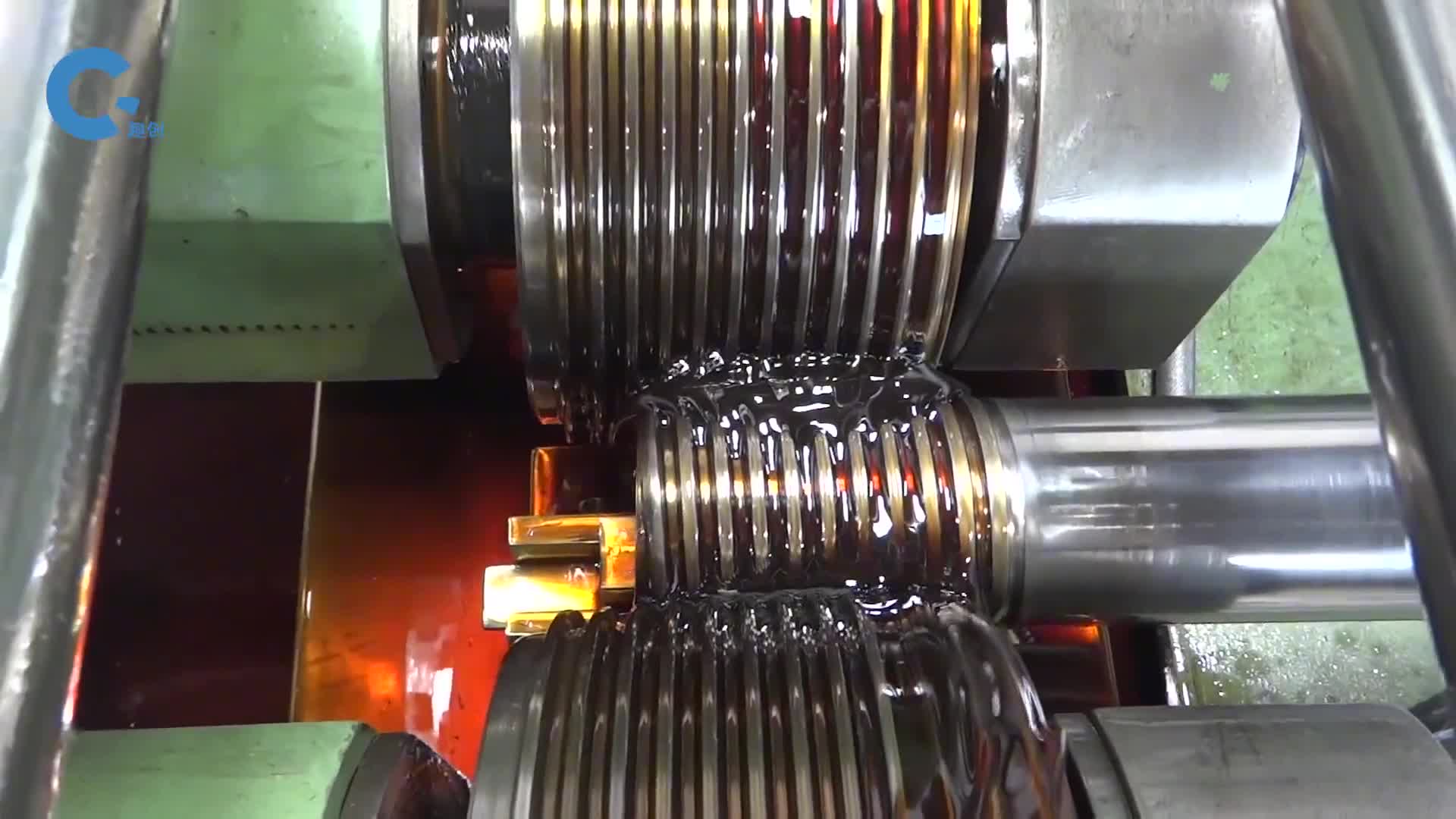 把钢棒塞进去滚着滚着螺纹就出来了