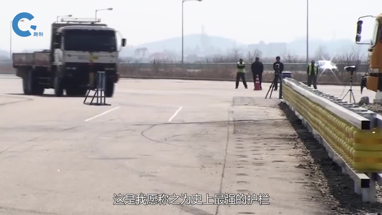 史上最坚挺的护栏汽车一撞就顺势打转网友四两拨千斤