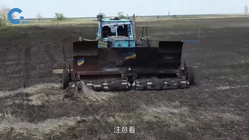 国外农民自制扫雷车可实现远程遥控司机坐在高高的铲斗里
