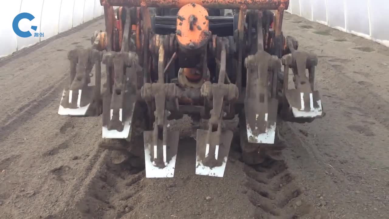 国外发明神奇翻土机器6张铁铲一同工作