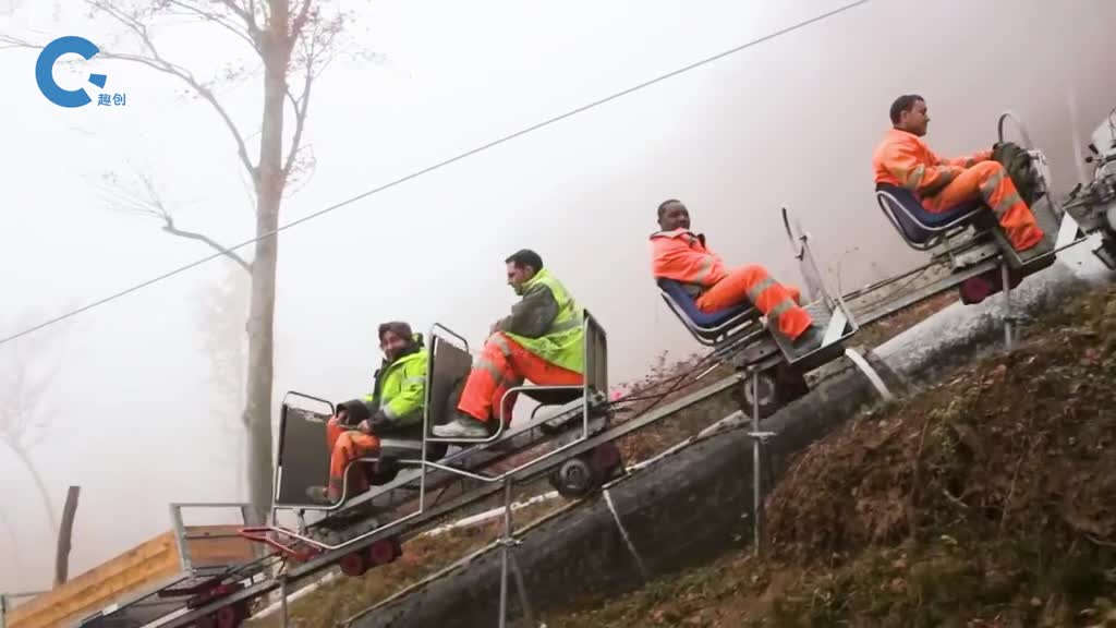 建立在山中果园里的过山车方便果农上下运输果实