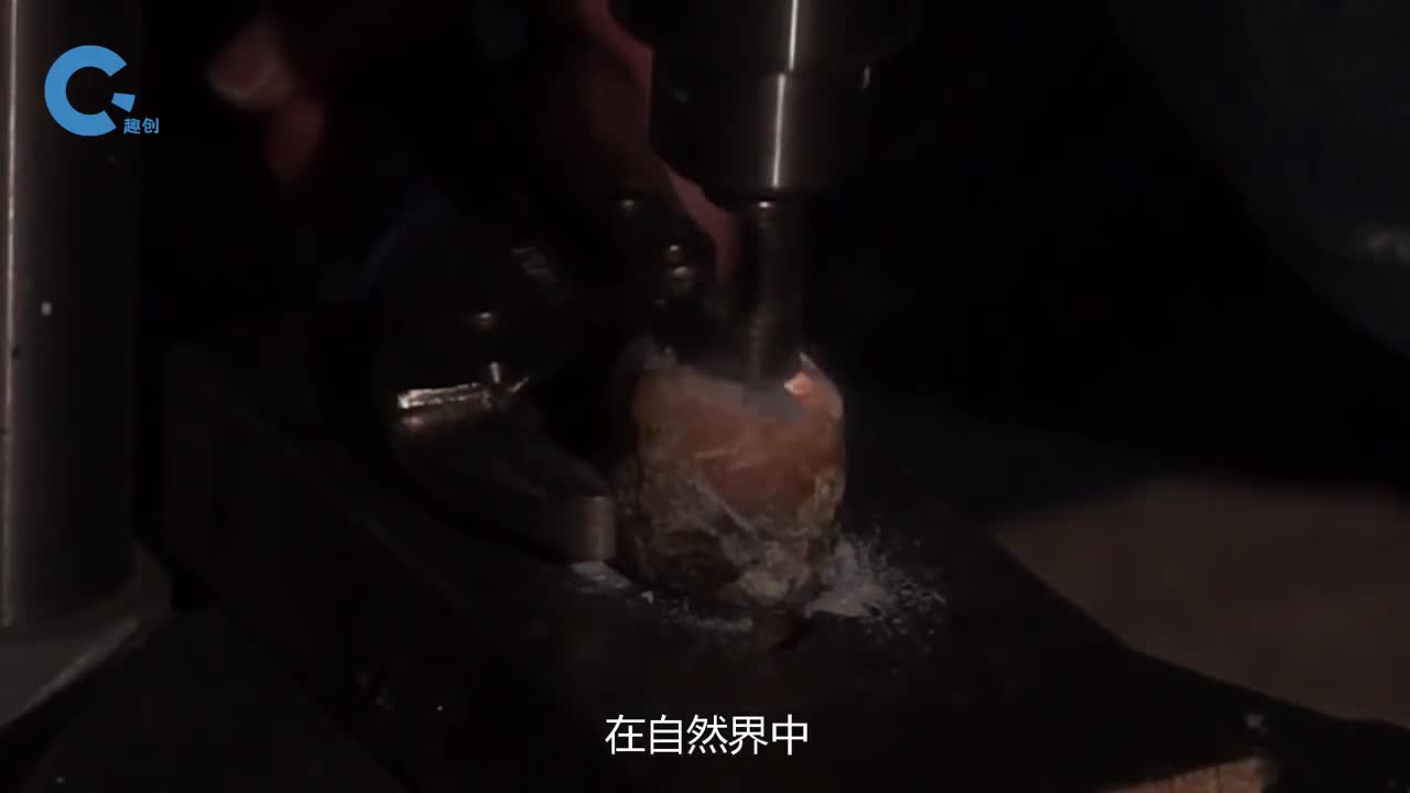 用锤子猛击薄荷糖居然出现了蓝色光芒这是怎么回事