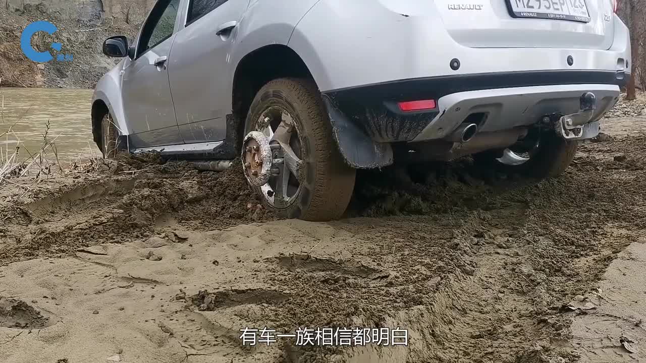 汽车陷入泥潭不用怕依靠这根绳子汽车就能爬出来