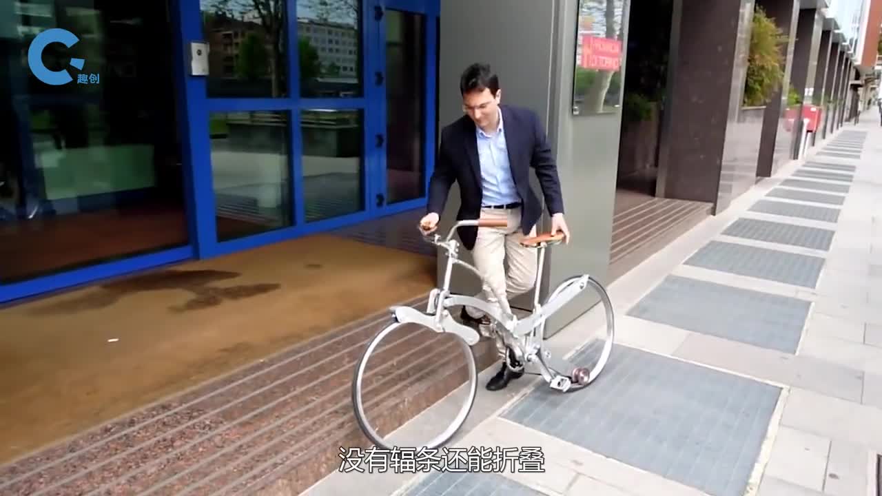 无辐条且可拆卸式自行车折叠后只有一把雨伞大轻松拿进办公室