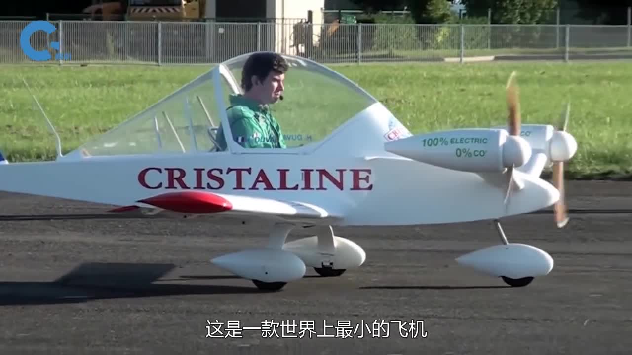 比汽车还小的飞机10万元就能开回家飞行平稳还能玩特技
