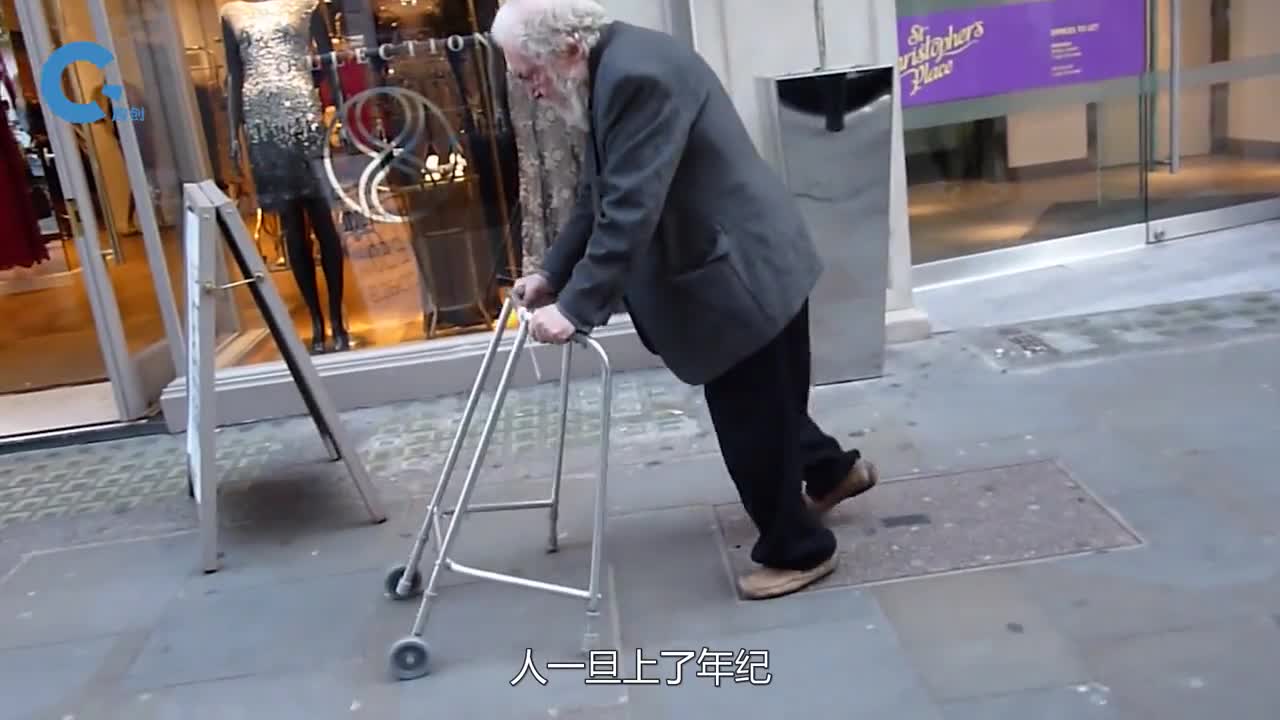 在楼梯上装根棍子就能让老人轻松上下楼还获得了英国发明大奖