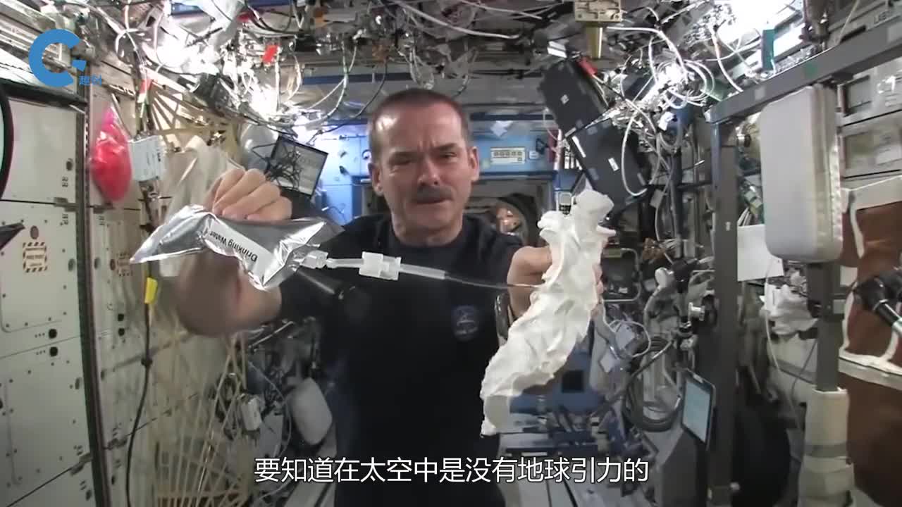 在太空中该怎么喝水不小心还会窒息看完涨姿势了