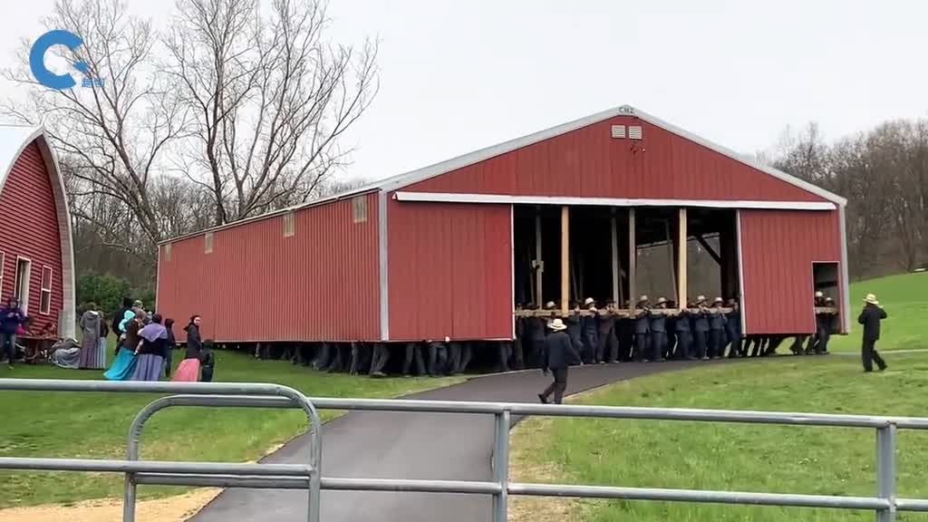 国外发明搬家新方式上百人把房屋原地抬起来