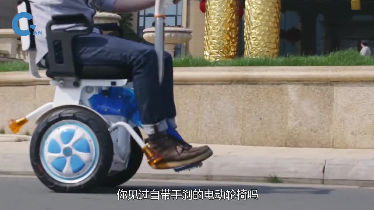 神奇的手刹电动轮椅采用自平衡设计拿它代步买菜都行