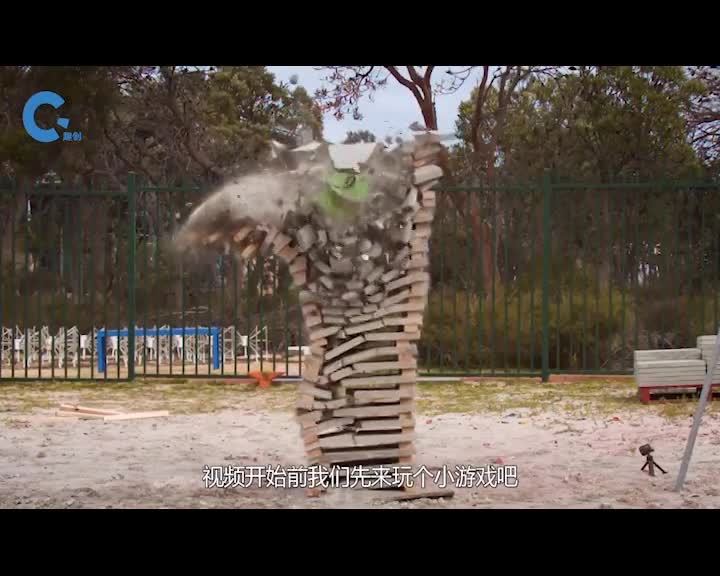 将巨型玻璃球高空砸向斧头会怎样国外牛人亲测场面太硬核了