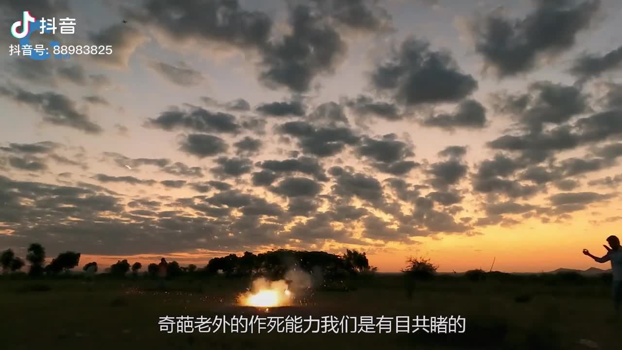 能产生火蛇的鞭炮你见过吗点燃后火焰中钻出了恶魔