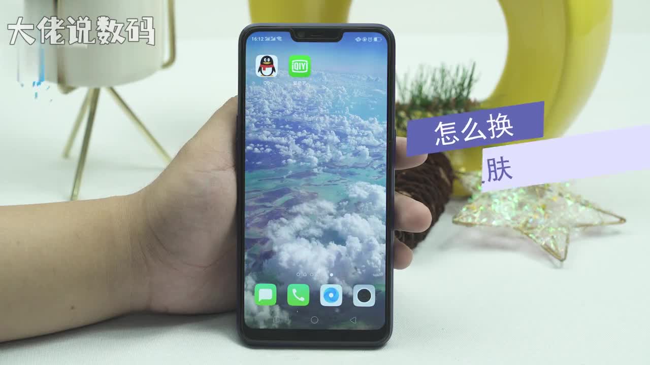 怎么换qq皮肤打开qq进入后点击左上方头像在界面中选择我的个性装扮进入个性装扮后点击主题选择喜欢的主题下载即可