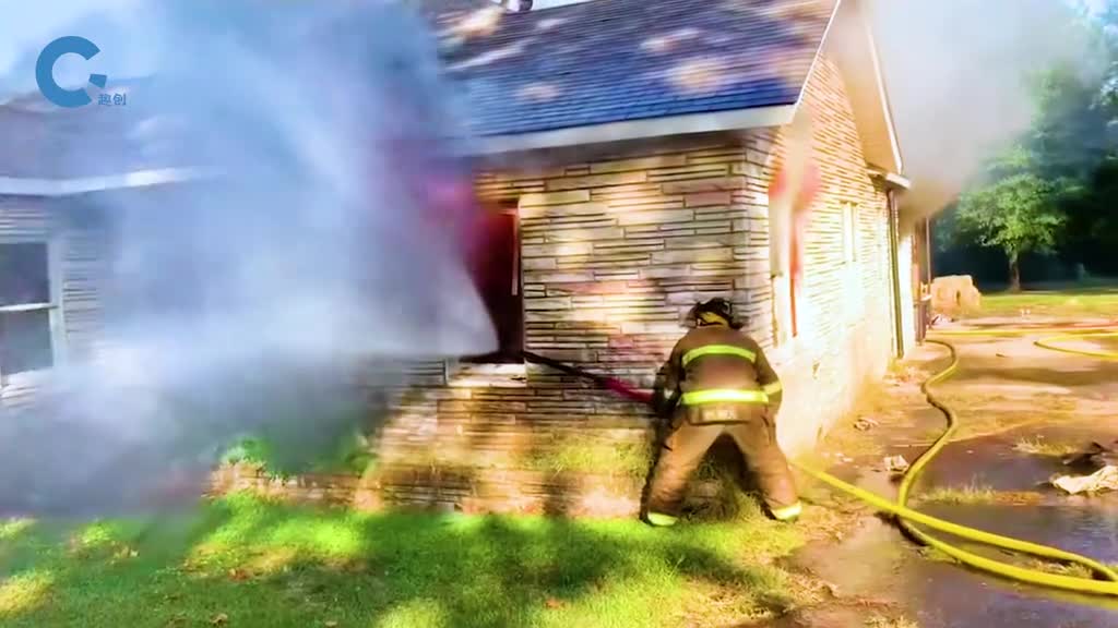 明明是屋内着火消防员却让水枪朝外喷