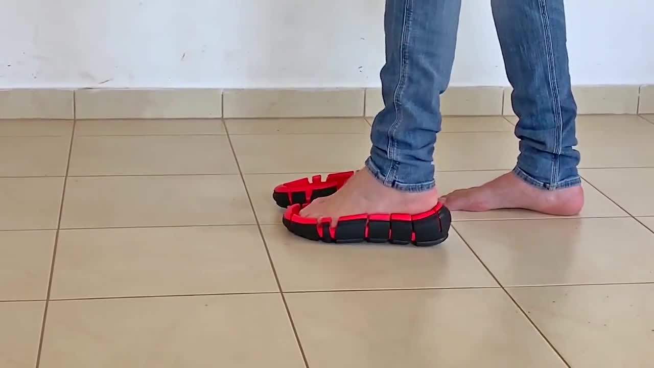 老外设计敞篷跑鞋只有鞋底没有鞋面就算是跑步也不会掉