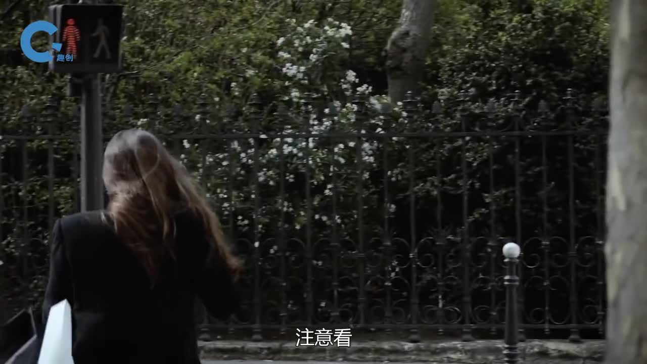 最让人社死的红绿灯乱闯红灯直接撞死遗像都给你照完摆好