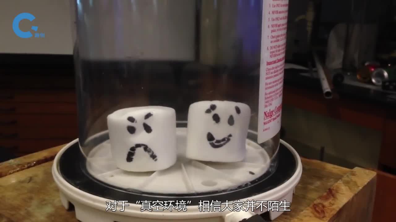 将真空瓶放入水中打碎会怎样一锤子下去视觉效果拉满