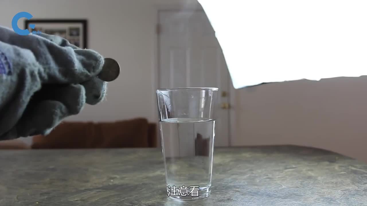 把一枚硬币放入水中水立马出现爆沸