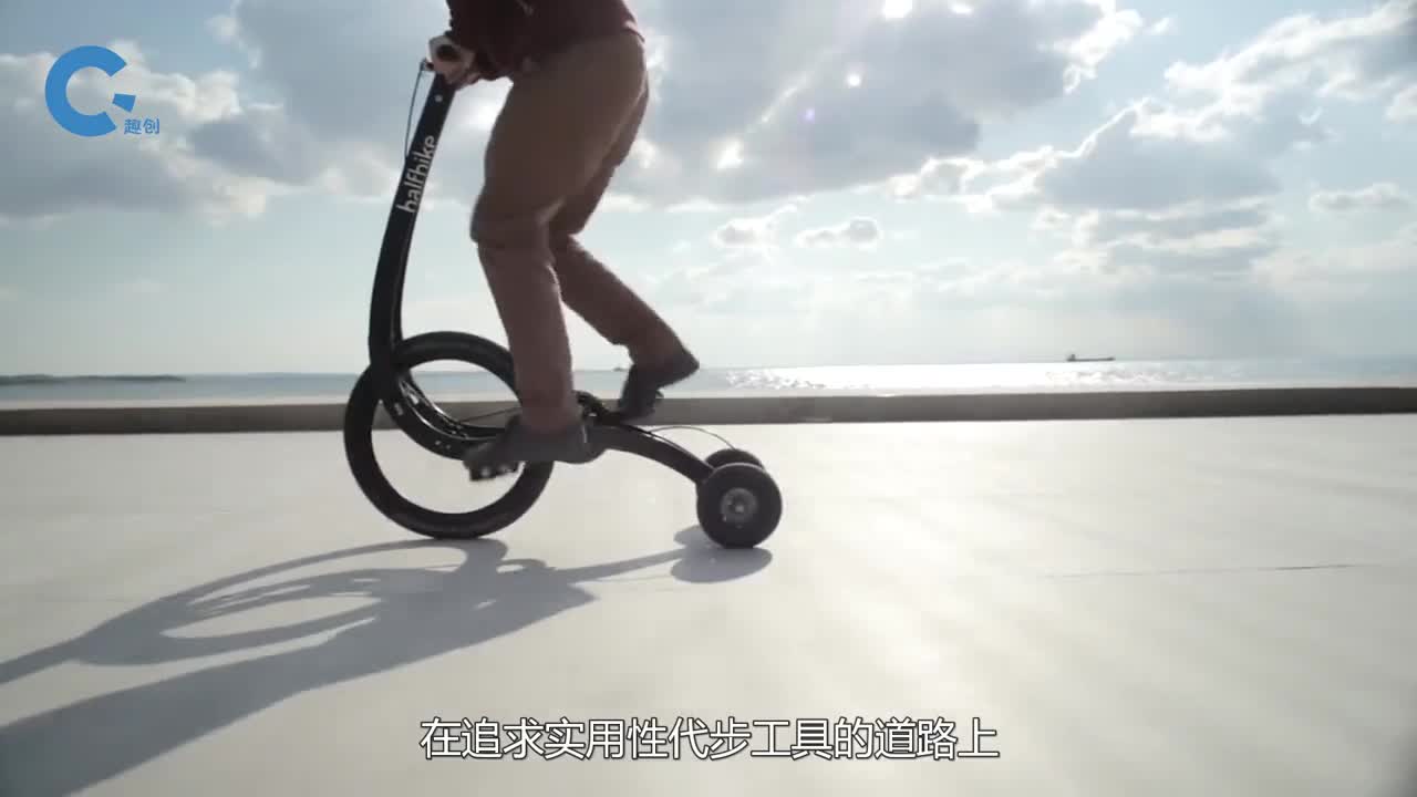 牛人发明蜘蛛摩托车8条机械腿同时运作上路引众人围观