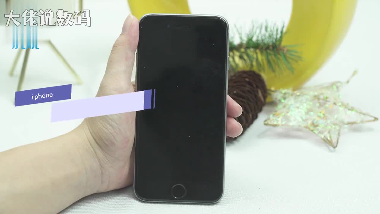 iphone开不了机同时按住电源键和home键35秒即可开机可能手机没有电导致开不了机准备数据线给手机充电待手机充到一定电量即可开机手机本身有问题拿去维修店维修