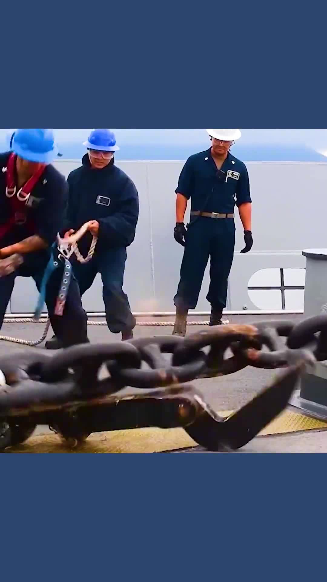 释放船锚的瞬间失去束缚的锚链极速下降回收时还要用水冲洗