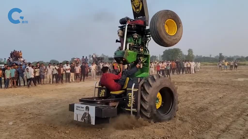 国外举办拖拉机特技大赛翘起车头原地转圈