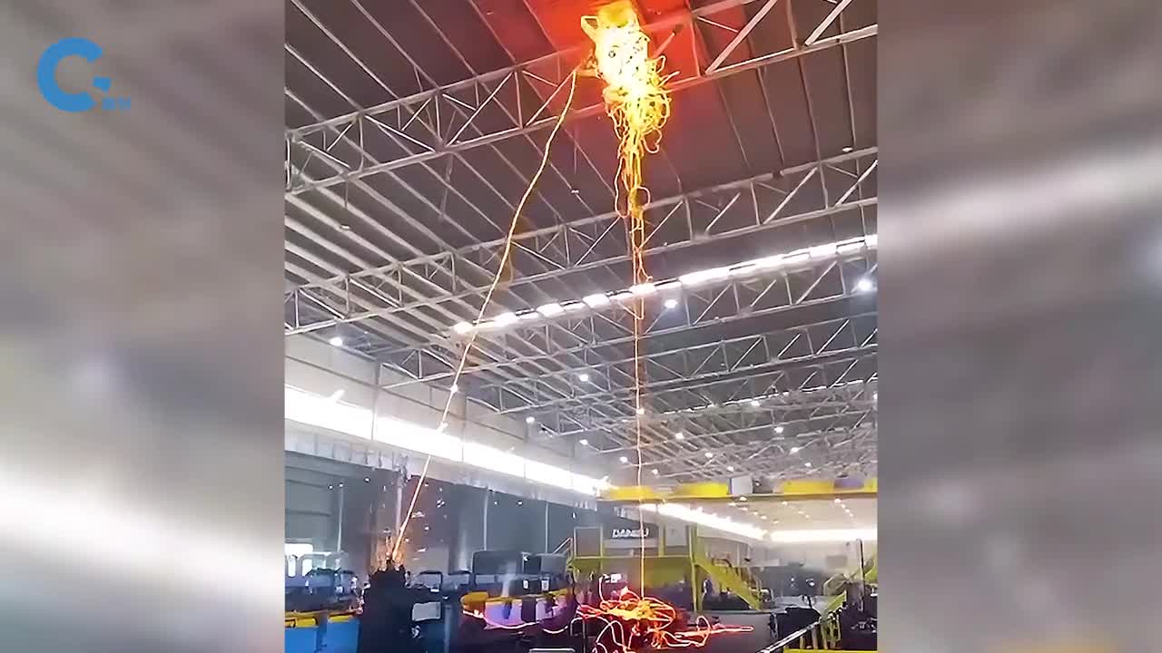 钢铁厂发生飞钢事故上千度高温钢材肆意横飞机器想关却不能关