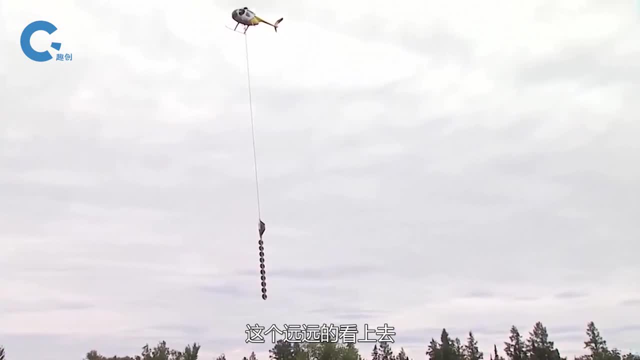 国外发明糖葫芦电锯用直升机吊着砍树一小时搞定一大片