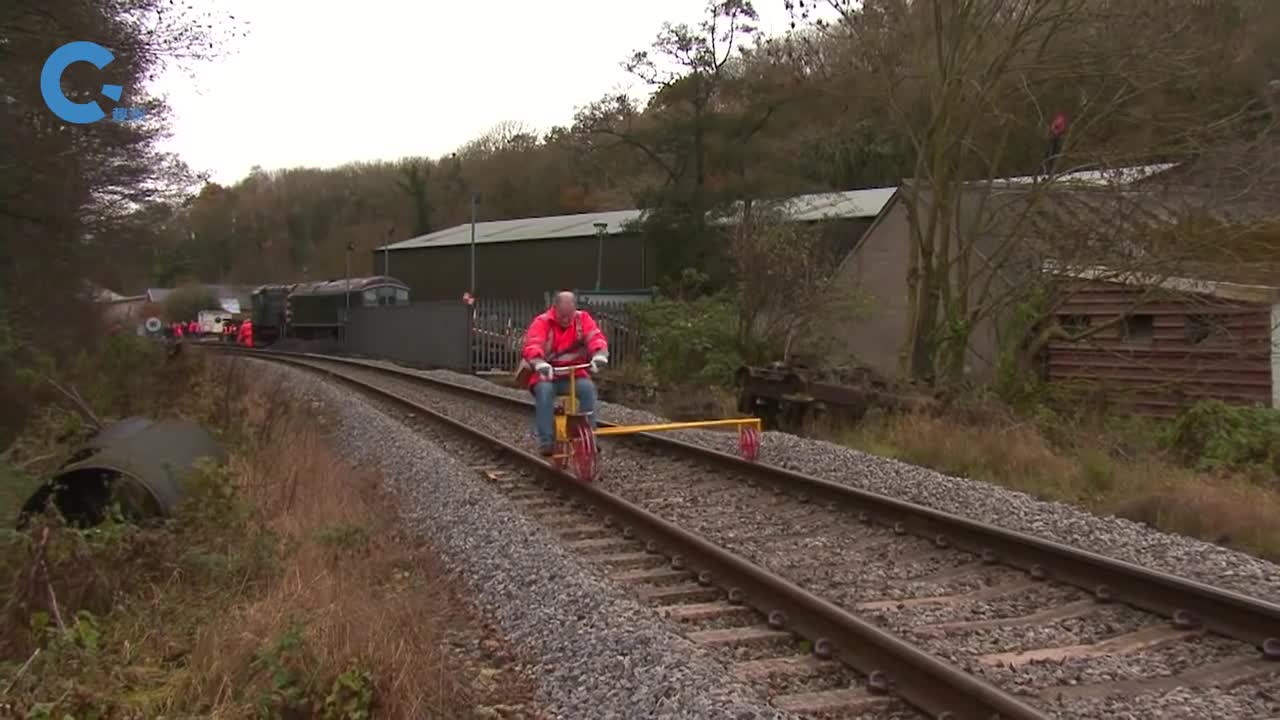 神奇的纯人力轨道车行驶起来就像划船一样