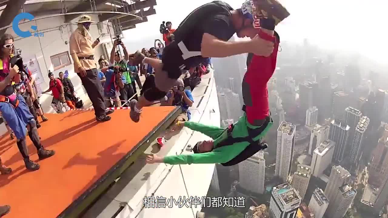 将1000个塑料袋用来代替降落伞从6楼直接跳下去怪不得外国人少