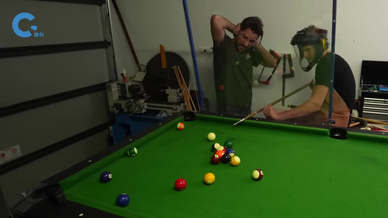 牛人发明大力台球杆仅需一击就能把球击碎