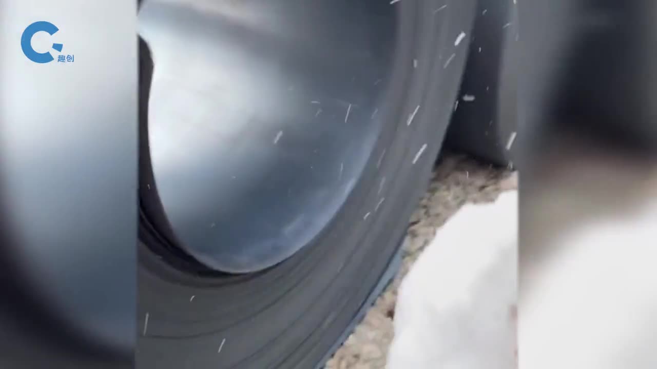 将一团雪扔进钢卷中立刻化成了水