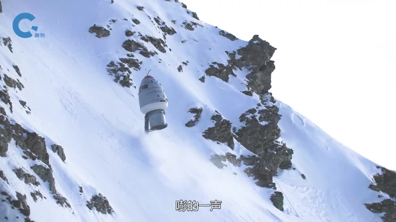 固定在雪山上的大炮释放压缩气体打散积雪排除雪崩隐患