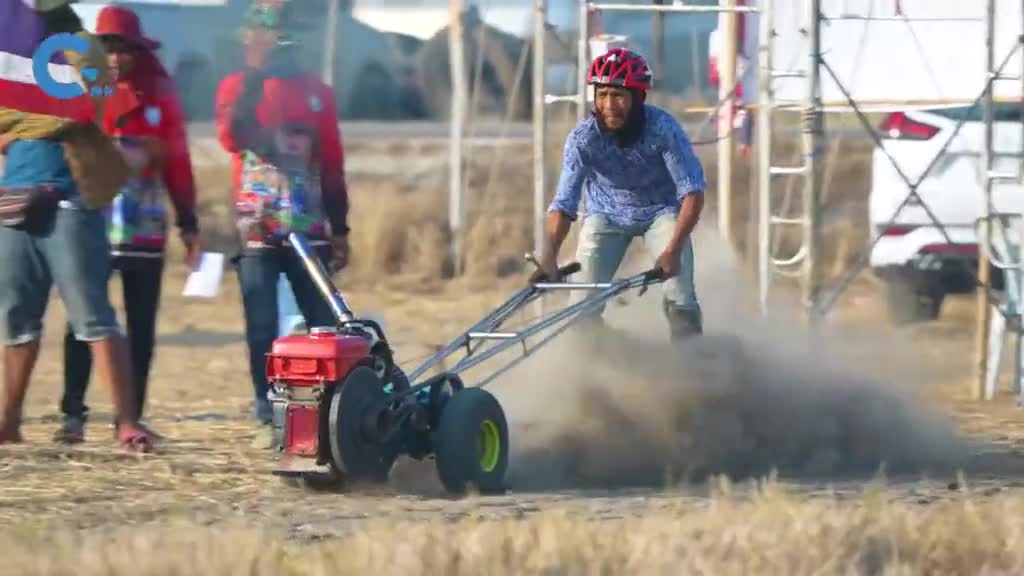 泰国奇葩摩托车比赛选手需要保持半蹲姿势