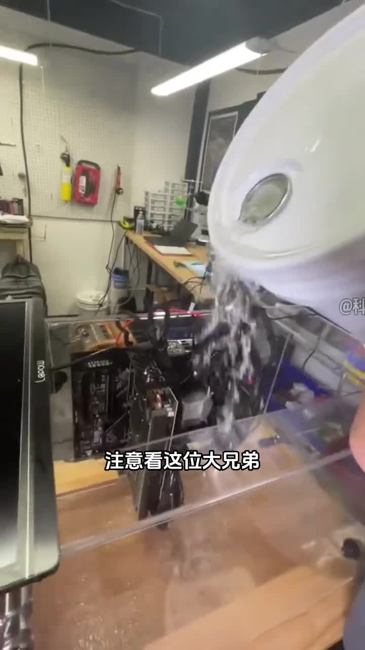 把特殊液体加入电脑中不但没有短路还运行的更快了