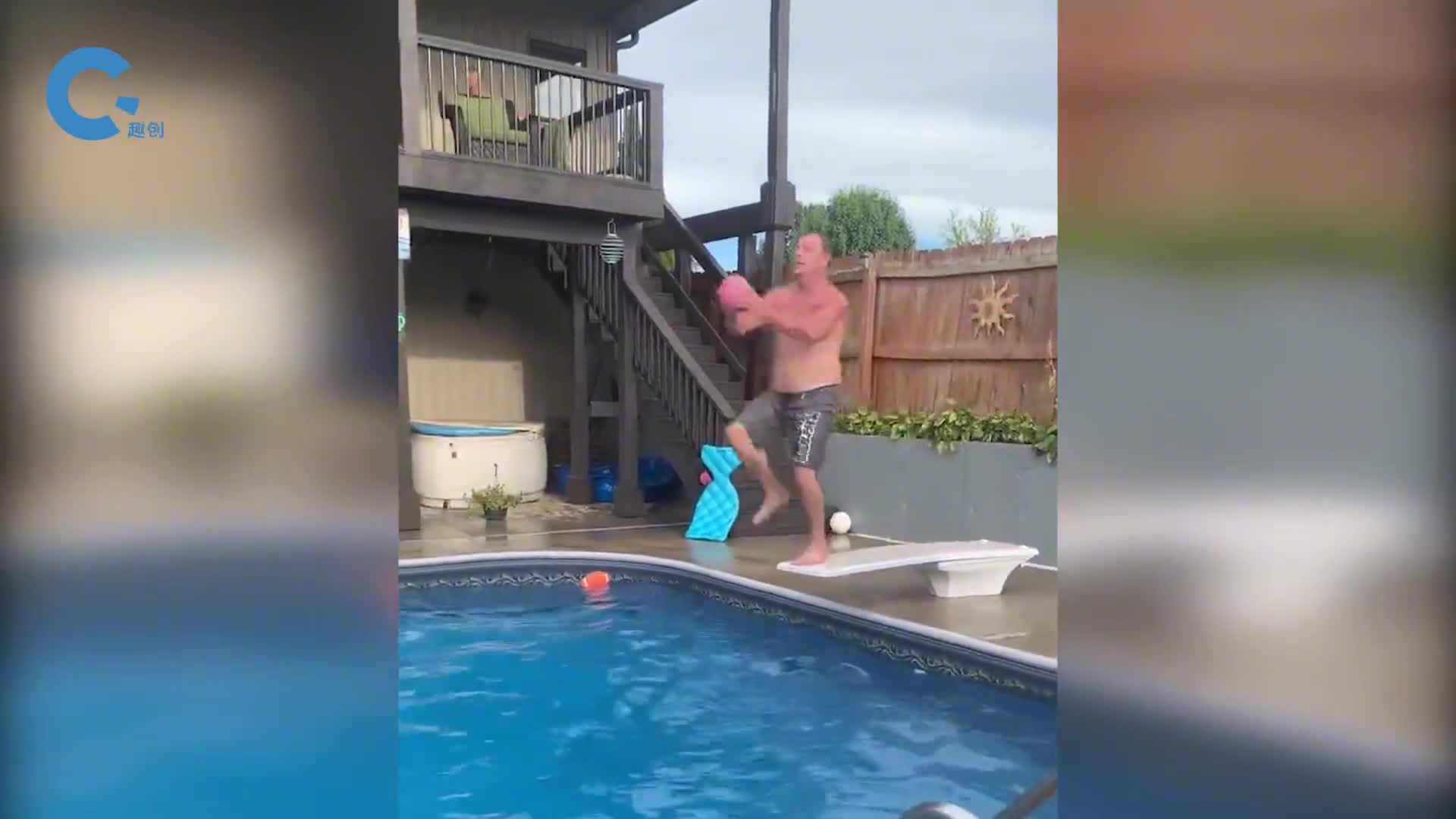 抱着皮球跳水皮球就能被弹射到几十米高