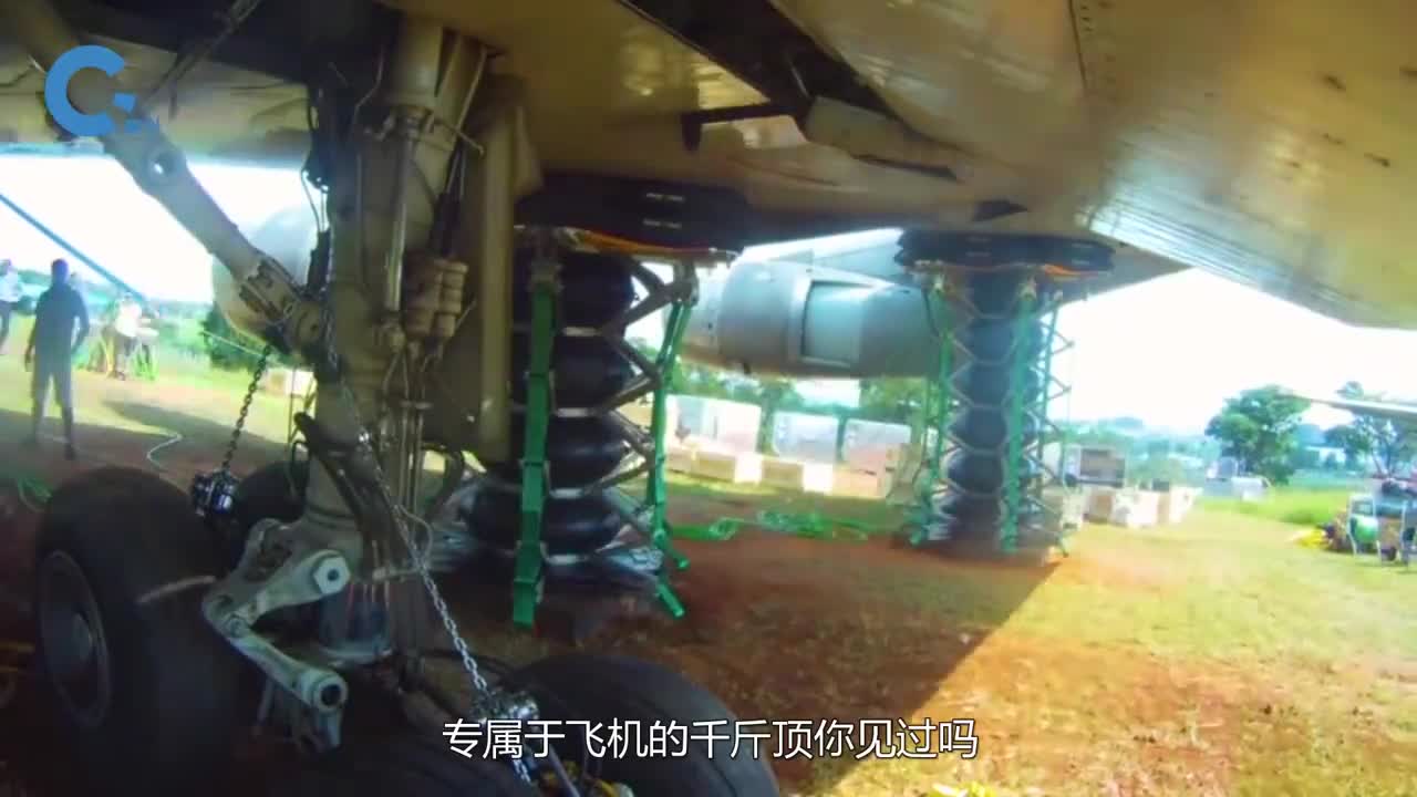 用来拯救失事飞机的千斤顶放到机翼下方不断充气不断上升