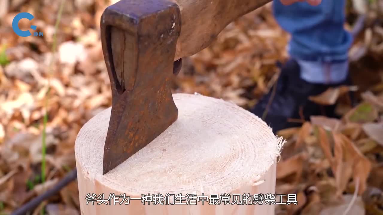 农民发明十字型斧头再不用担心被木头卡死一天劈5吨木柴
