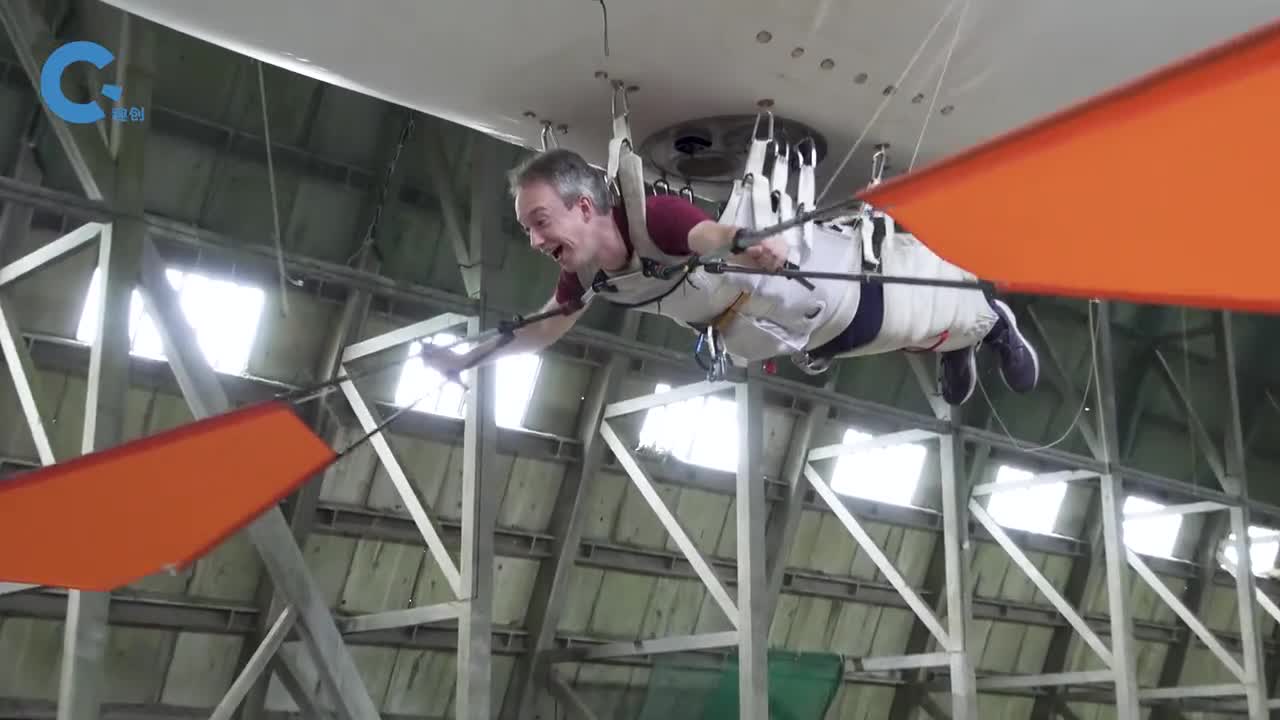 法国发明单人小飞艇趴在飞艇底部飘在空中