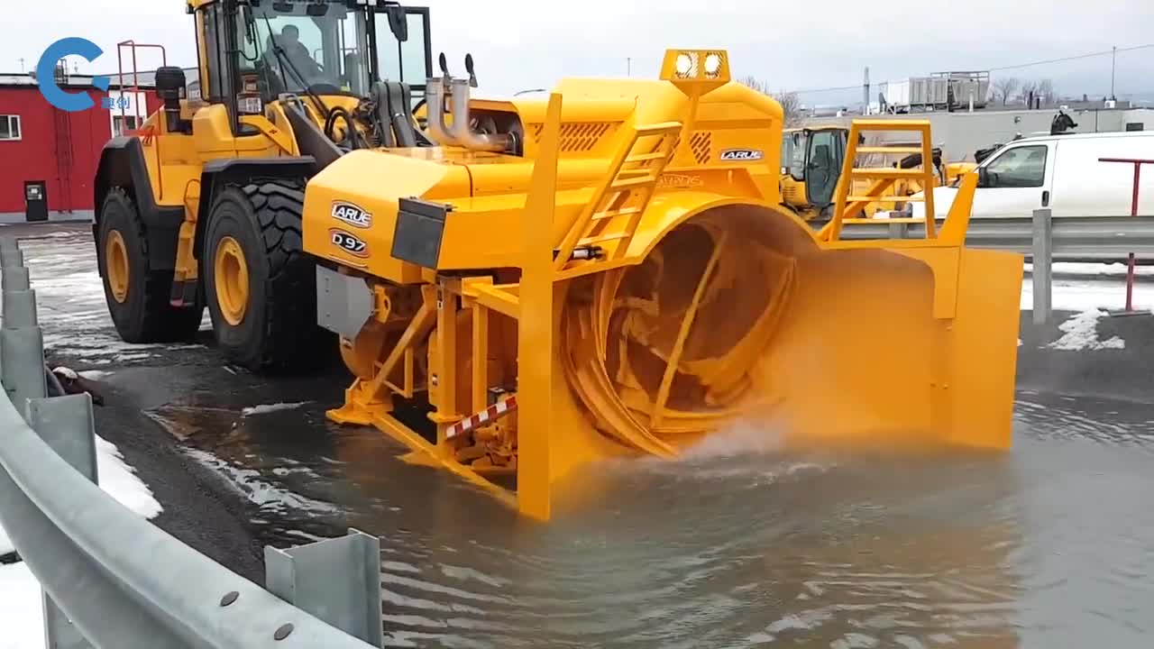 神奇的螺旋风扇除雪机高速旋转的叶片把积雪卷入机器