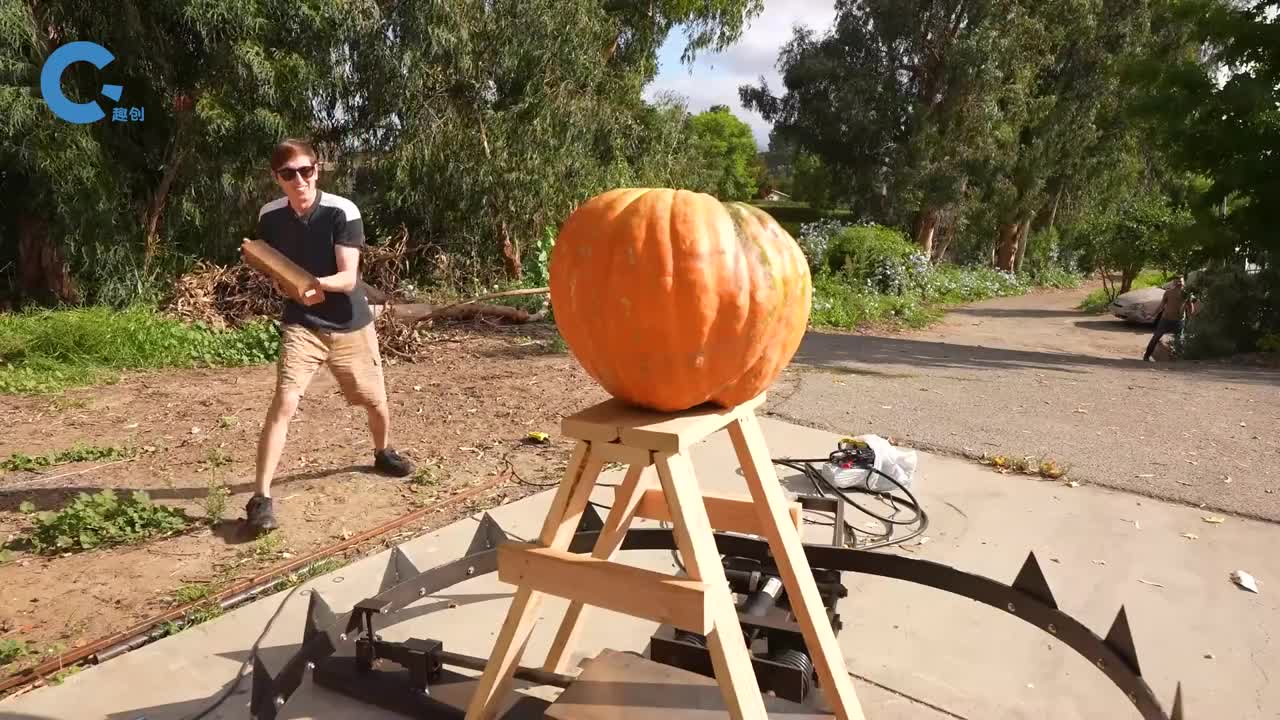 牛人自制巨型捕兽夹一瞬间就能夹断马桶