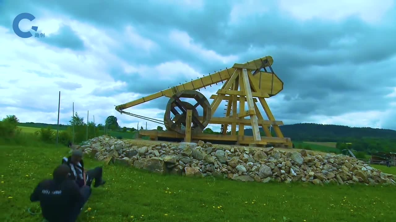 让古代人威风丧胆的投石机是怎么把石头扔出去