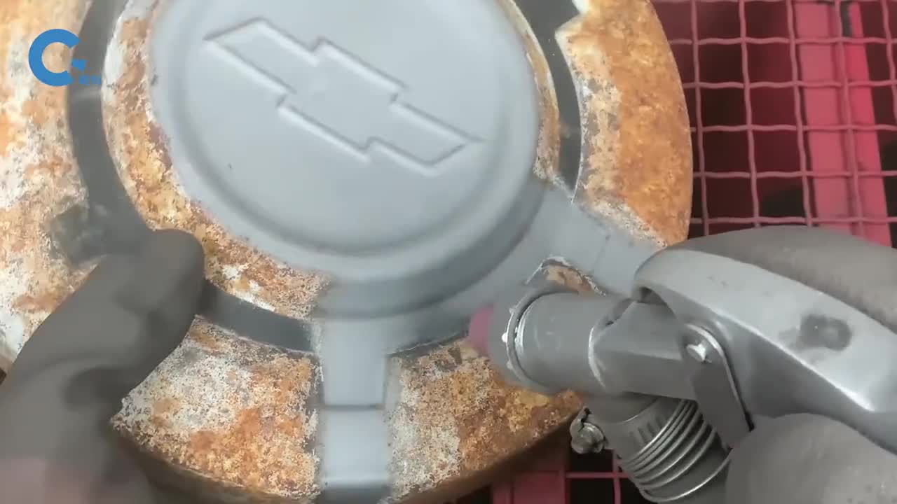 把砂粒高速喷射到工件上就能实现轻松除锈