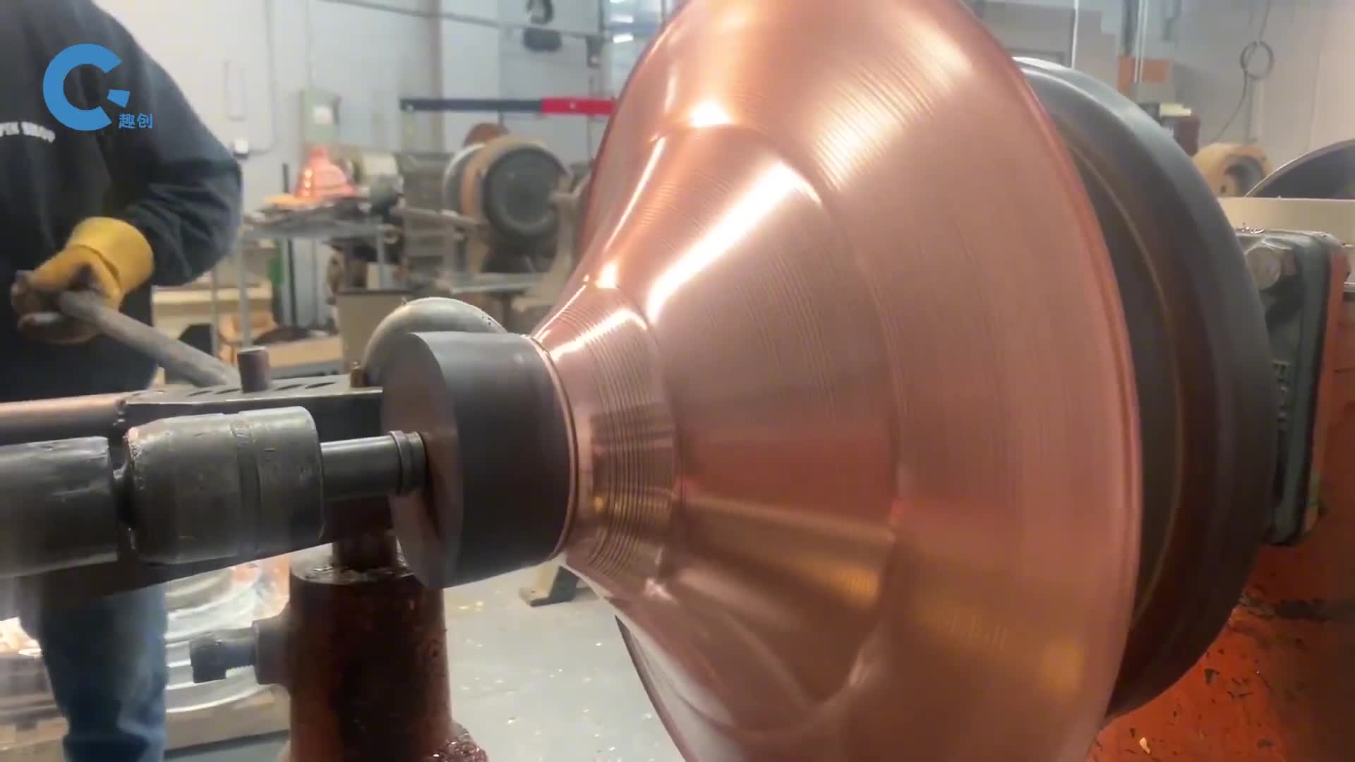 神奇的金属旋压一块铜皮高速旋转