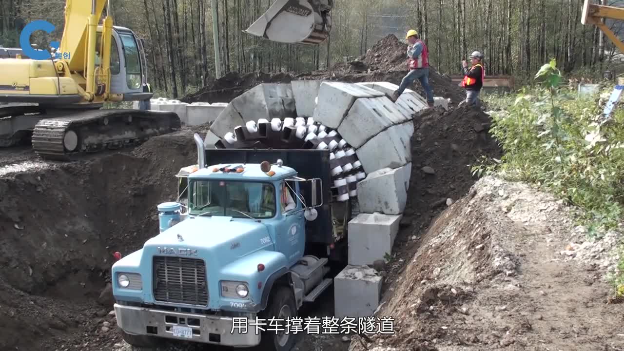 用卡车撑着砖块就能修建隧道网友靠谱吗