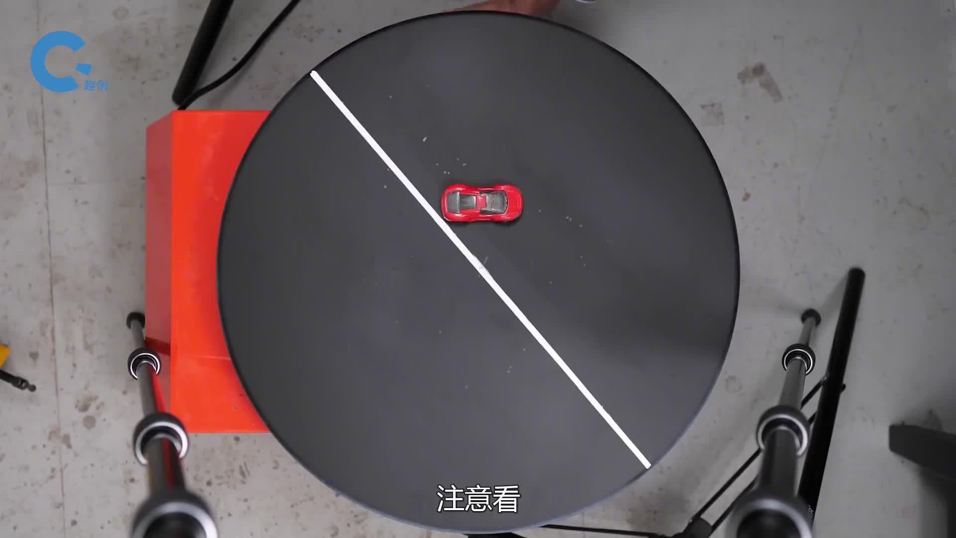 把小球放在高速旋转的圆盘上并不会被甩出去